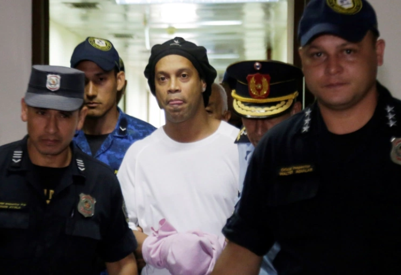 رونالدينو خلال اعتقاله في البارغواي