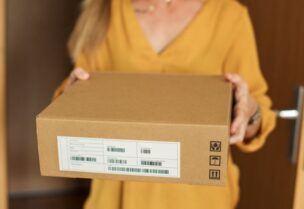 صورة تعبيرية لتوصيل طرد