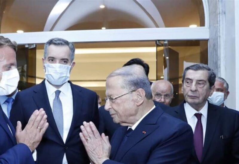 ماكرون مع الرئيس عون ومصطفى أديب