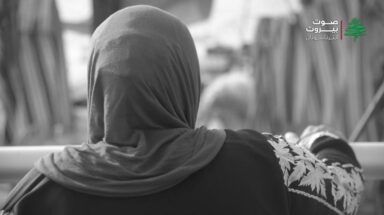إمرأة من صيدا تبيع المياه على الطريق وزوجها يجمع التنك