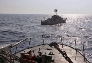إيران تنشر غواصة وصواريخ في مناورة بحريّة في محيط مضيق هرمز
