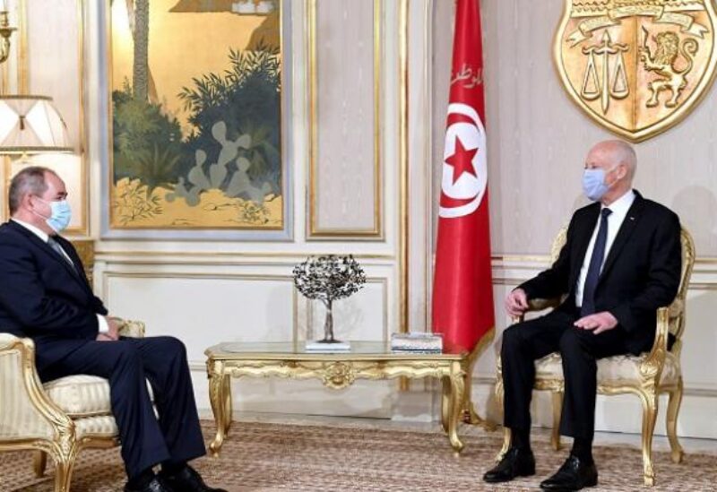 الرئيس التونسي يلتقي بوزير الخارجية الجزائري بقصر قرطاج