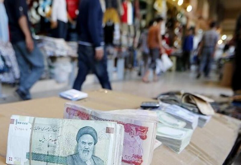 انهيار تاريخي لعملة إيران مقابل الدولار