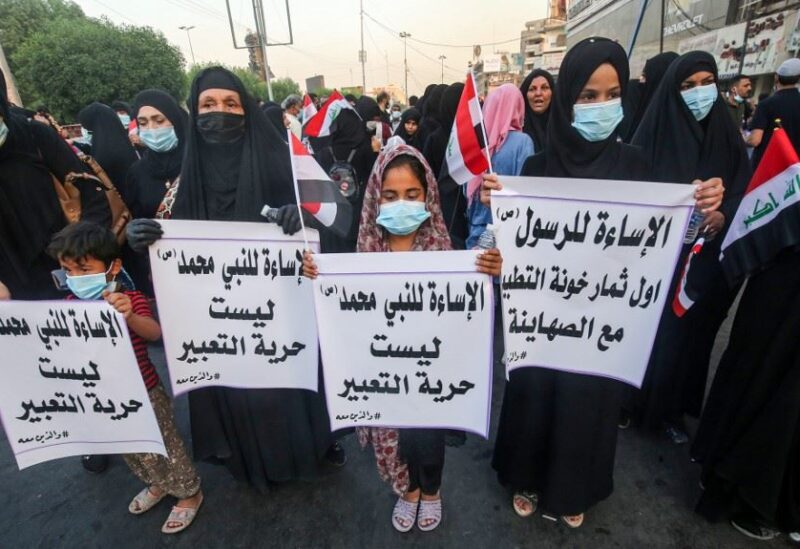 عراقيون يتظاهرون أمام السفارة الفرنسية في بغداد