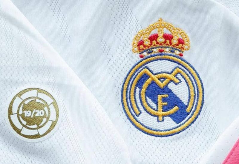 قميص ريال مدريد بالشعار الذهبي