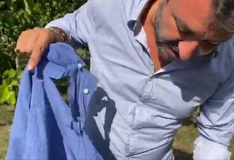 ماتيو سالفيني يعرض قميصه الممزق