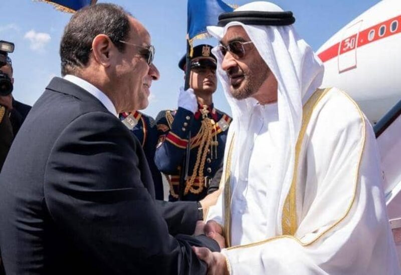 محمد بن زايد والسيسي يبحثان العلاقات بين البلدين