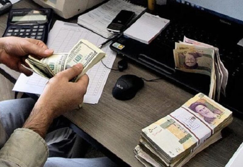 هبوط قياسي للريال الإيراني أمام الدولار