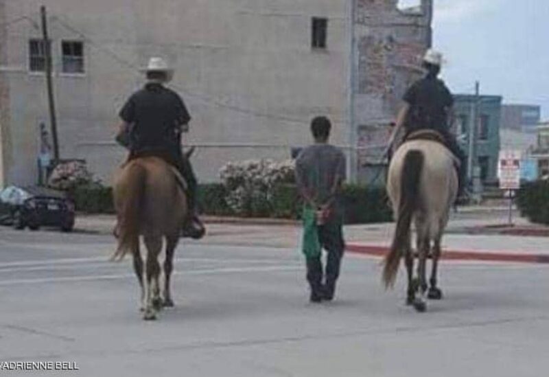 عاملاه كأنه