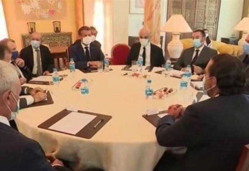 ماكرون في اجتماع مع السياسيين اللبنانيين