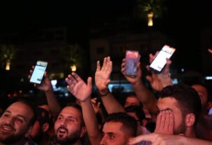 طابور لشراء آيفون 12 في سوريا