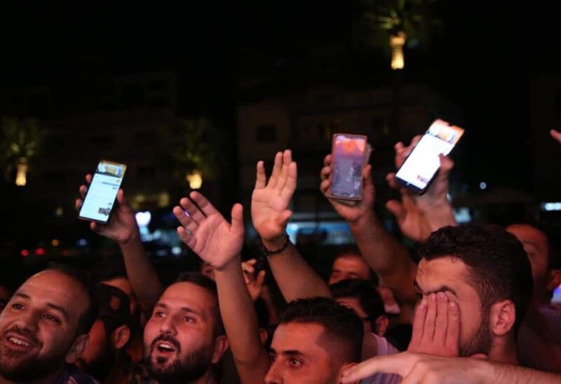 طابور لشراء آيفون 12 في سوريا
