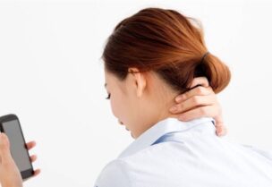استخدام الهاتف والآم الرقبة
