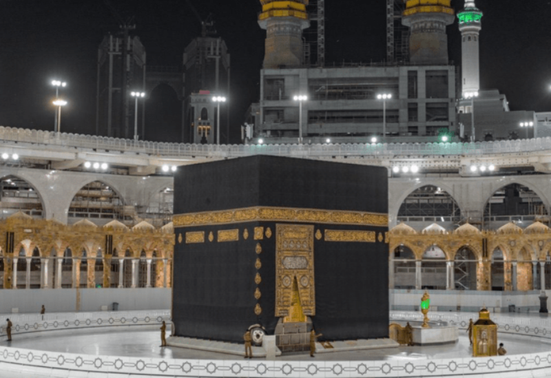 مكة تستقبل أول فوج للمعتمرين منذ 7 أشهر
