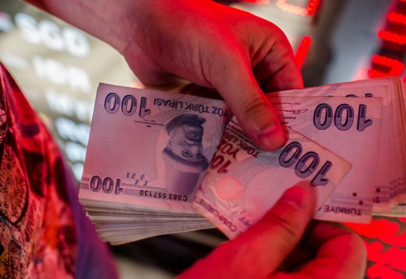 الليرة التركية تواصل السقوط أمام العملات