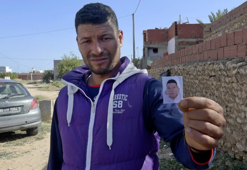ياسين عيساوي يحمل صورة شقيقه منفذ هجوم نيس