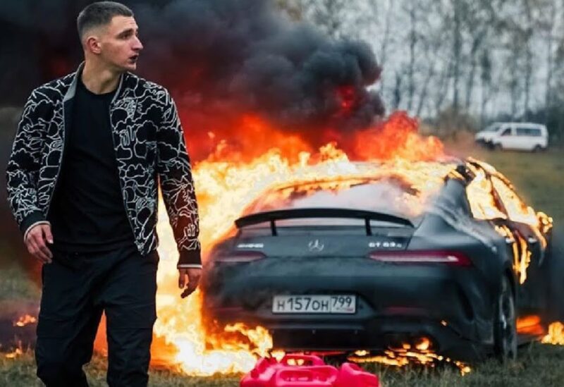 روسي يحرق سيارة مرسيدس بقيمة 170 ألف دولار
