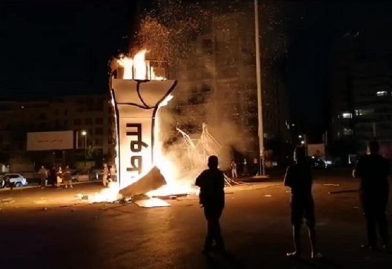 قبضة الثورة في ساحة الشهداء بيروت