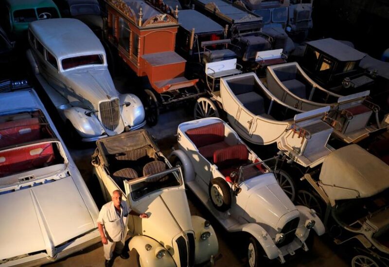 مصري يجمع أكثر من 100 سيارة قديمة