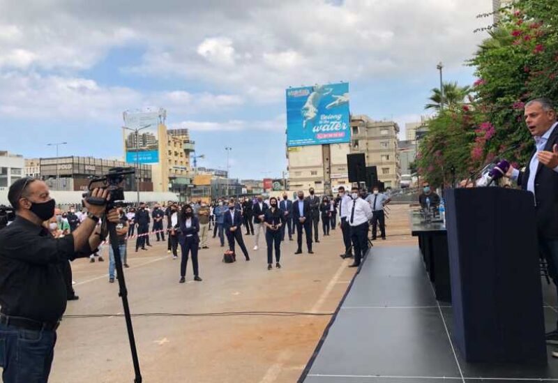 وقفة إحتجاجية على قرار إقفال المجمعات التجارية
