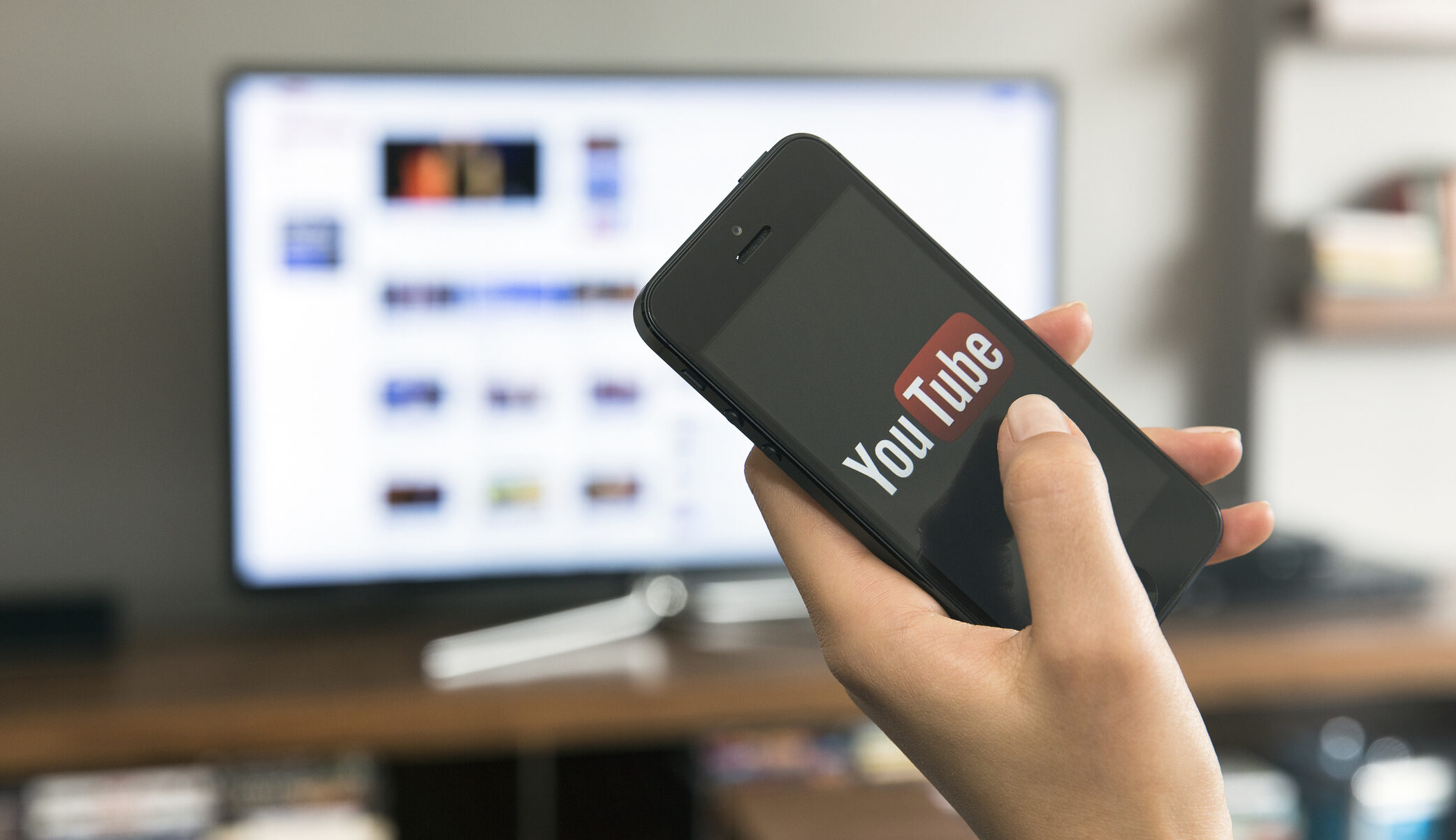 اخبار التكنولوجيا – يقوم YouTube بتوسيع الدبلجة التلقائية بالذكاء الاصطناعي لتقريب المحتوى العالمي من المستخدمين