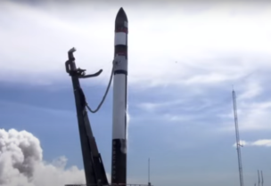 أمريكا تطلق 30 قمرا صناعيا إلى مدارات الأرض