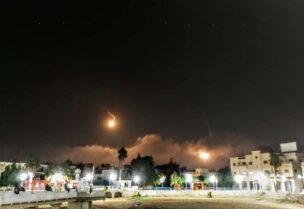 قنابل مضيئة جنوباً واستنفار عسكري إسرائيلي
