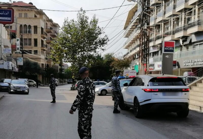 حواجز مواكبة لليوم الأول من الإقفال