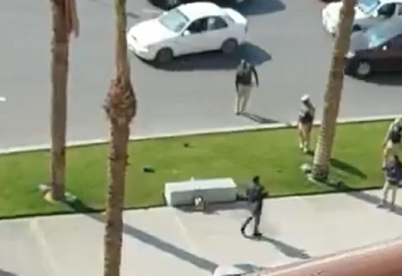 صورة تُظهر الرجل قبل احراق نفسه في ميدان التحرير وسط القاهرة