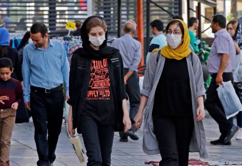 إيرانيات يرتدين الكمامة
