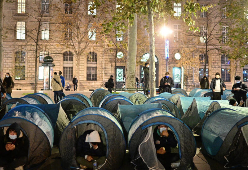 الشرطة الفرنسية تخلي مخيم للاجئين وسط باريس