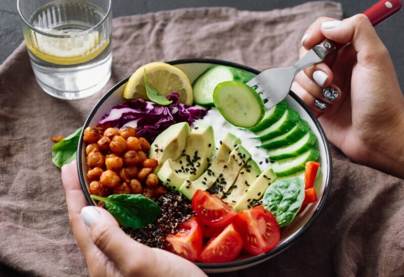 طب وصحة – التوقيت المثالي للغداء.. كيف تحافظ على الطاقة والتركيز طوال اليوم