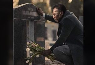 صورة بيليه المركبة في زيارته لقبر مارادونا