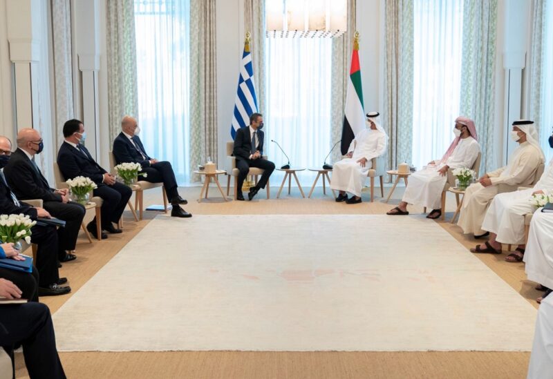 محمد بن زايد يعلن إقامة شراكة استراتيجية بين الإمارات واليونان
