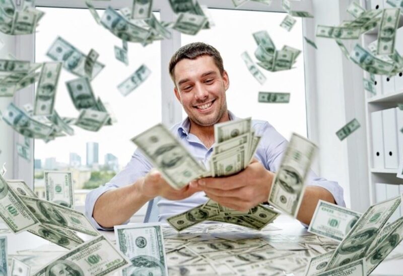 يجري البحث في المملكة المتحدة عن عائلة رجل كانت له ثروة كبيرة