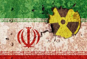 إيران تعقد الحوار حول النووي بانتهاكاتها
