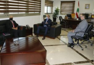 وزير الصحة في اجتماع مع المدير الإقليمي في دائرة المشرق في مجموعة البنك الدولي ساروج كومار