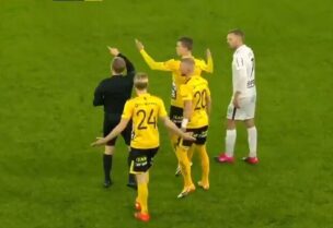 لاعب ينقذ مرماه من هدف محقق بـ"خدعة"