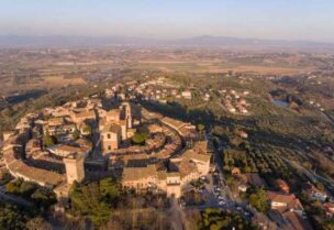 تقع بلدية لوسينيانو على مفترق طرق بين مقاطعات فلورنسا، وأريزو، وسيينا، وبيروجيا