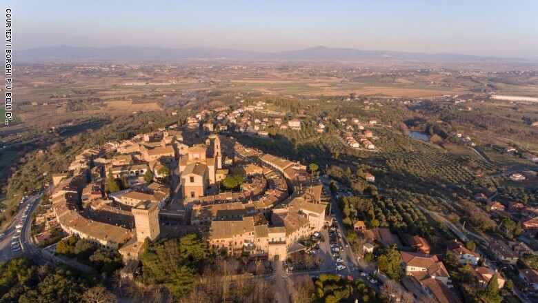 تقع بلدية لوسينيانو على مفترق طرق بين مقاطعات فلورنسا، وأريزو، وسيينا، وبيروجيا
