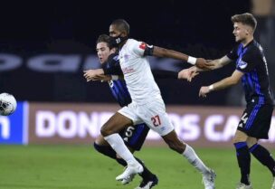 جيري بينجتسون أول لاعب يرتدي كمامة خلال مباراة فريقه