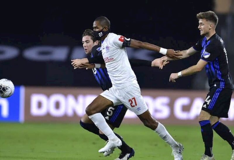 جيري بينجتسون أول لاعب يرتدي كمامة خلال مباراة فريقه