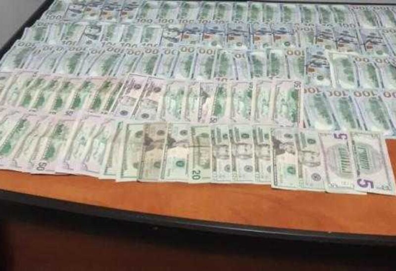 عامل سرق آلاف الدولارت وتوارى عن الأنطار