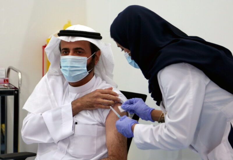 وزير الصحة السعودي يتلقى لقاح كورونا