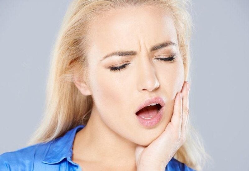 يظهر مرض القلاع الفموي عندما تتطور الفطريات داخل الفم