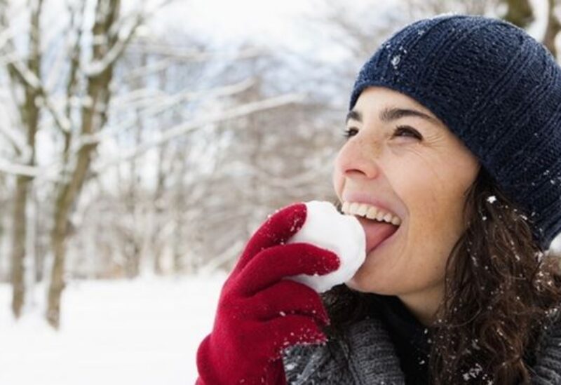 почему хочется есть снег. почему нельзя есть снег для детей. проект на тему почему нельзя есть снег. почему хочется есть снег. мужчина ест снег.