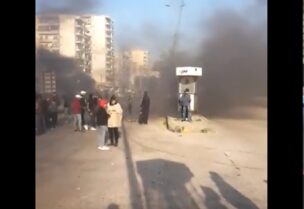 قطع طرقات في مدينة طرابلس احتجاجا على تردي الاوضاع المعيشية