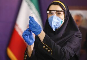 إيران تبدأ تجربة لقاحها المحلي ضد كورونا