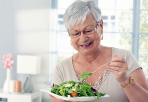 توصيات غذائية للأشخاص الذين تجاوزت أعمارهم 60 عاماً