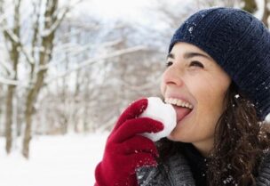 يمكن أن يختلط الثلج بمواد مختلفة مثل الأتربة والأوساخ